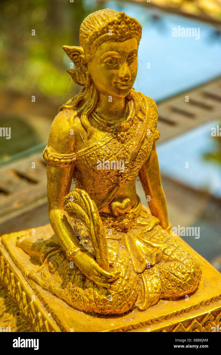 Mae Phosop, die Göttin des Reises, wird während der gesamten Reisanbauzeit verehrt. Sie ist mit einer Garbe aus Reisstielen dargestellt. Stockfoto