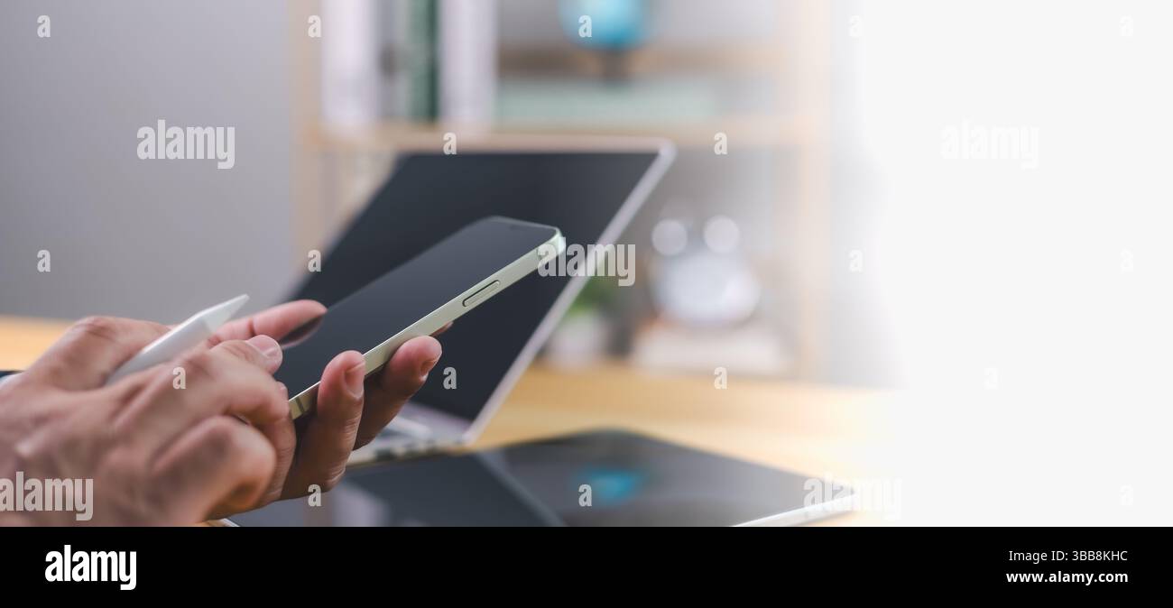 Kontaktieren Sie uns oder E-Mail-Marketing-Konzept, Website-Seite, Kundendienst-Hotline, Kontaktieren Sie uns per Handy online, menschliche Arbeit auf Smartphone und Computer, Stockfoto