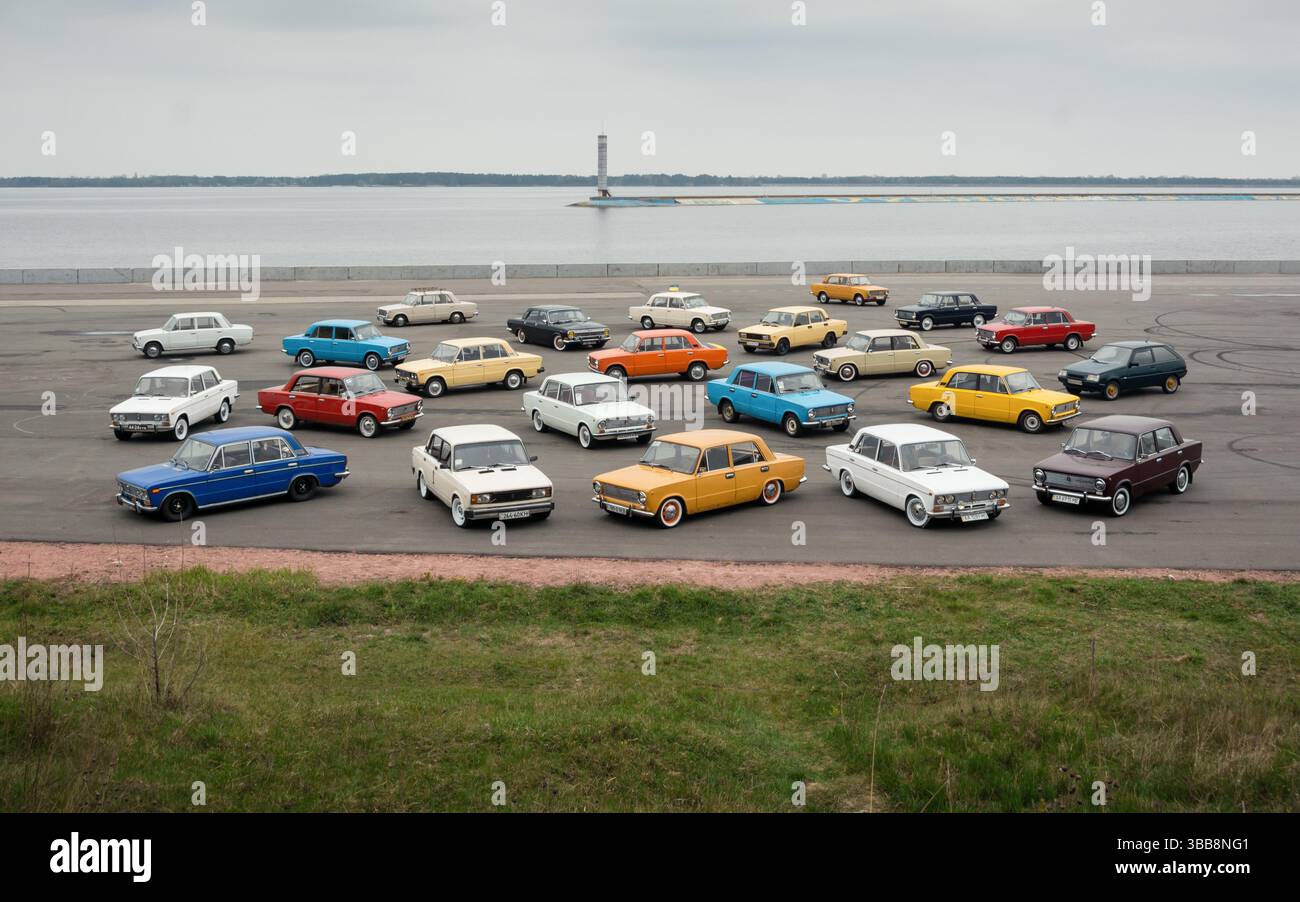 Sowjetisches Auto-Treffen - alte Autobesitzer versammeln sich. 23 kommunistische Autos (meist Lada) auf einem großen Parkplatz in der Nähe des Leuchtturms. Stockfoto