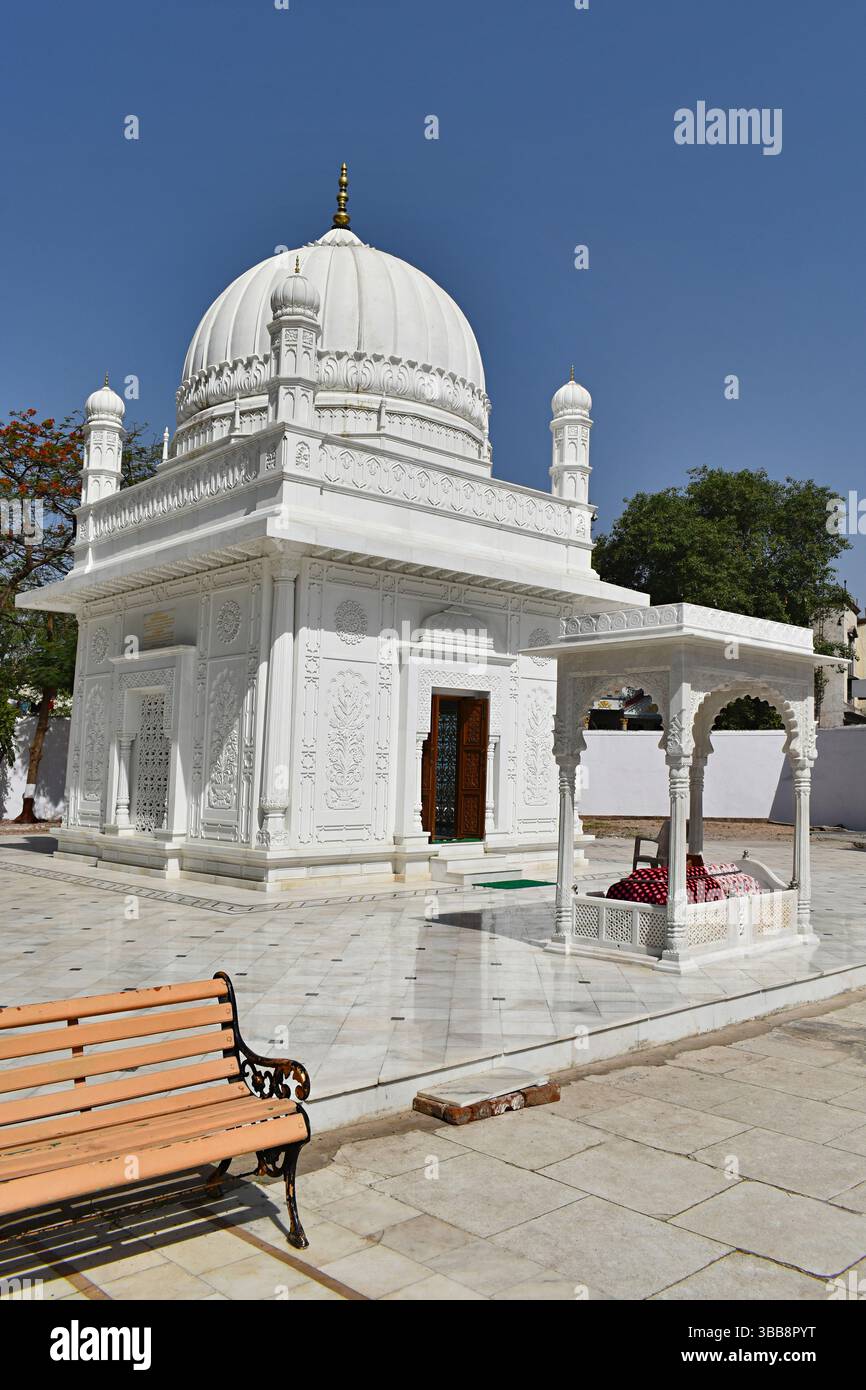 Die vertikale Perspektive von Mazar Maulaya Adam Saheb, einem prominenten Wahrzeichen der Dawoodi Bohra Gemeinde, befindet sich in Raipur, Ahmedabad, Gujarat, Indien. Stockfoto
