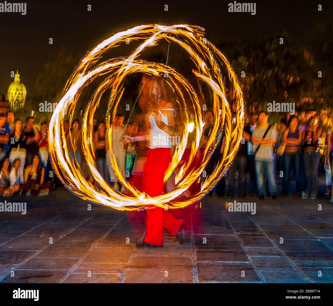 Paris, Frankreich, Menschenmassen, Zusehen, Öffentliche Veranstaltungen, Frühlingsmusikfestival, „Fete de la Musique“, junger Feuerfresser, Street Performer, nachts Stockfoto