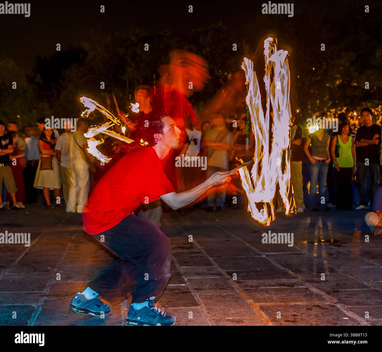 Paris, Frankreich, Menschenmassen, Zusehen, Öffentliche Veranstaltungen, Frühlingsmusikfestival, „Fete de la Musique“, junger Feuerfresser, Street Performer, abends vorne Stockfoto