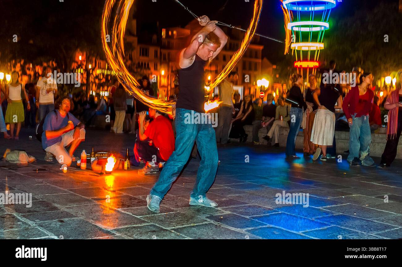 Paris, Frankreich, Große Menschenmengen, Beobachten, Öffentliche Veranstaltungen, Frühlingsmusikfestival, „Fete de la Musique“, junger Feuerfresser, Street Performer, abends vorne Stockfoto