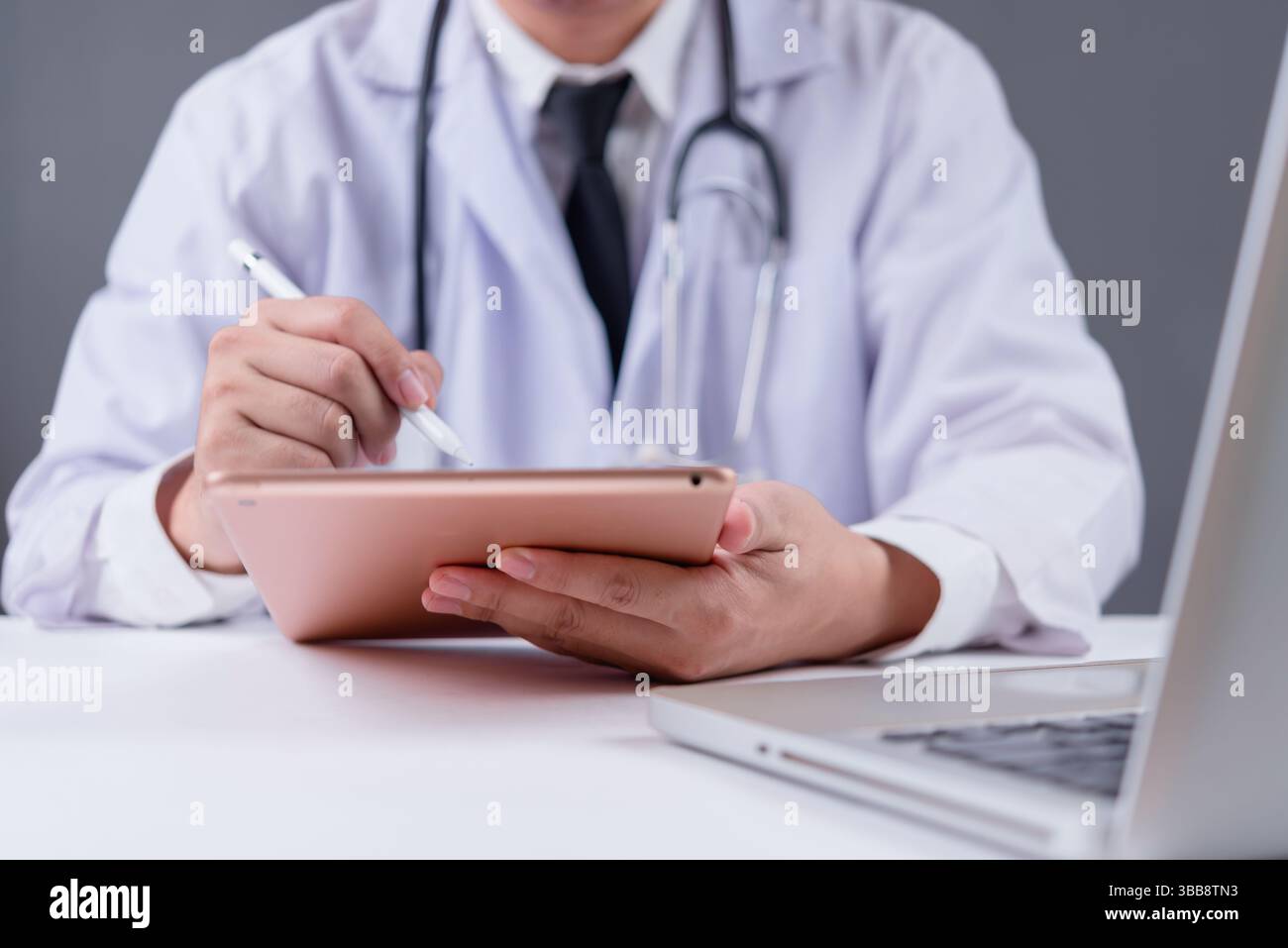 Arzt mit Anwendung, Tablet, um Krankheit zu analysieren. Überprüfen Sie den Zustand, geben Sie Rat. Medizintechnik, Innovation für Gesundheit. Stockfoto