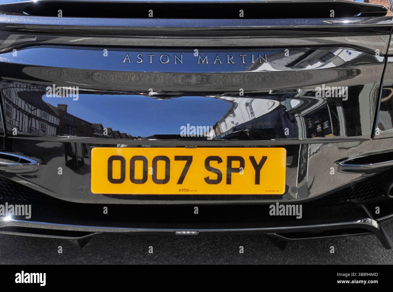 Das personalisierte Nummernschild OO7 SPIONIERT auf einem Aston Martin DBS V12 aus James Bond-Filmen Stockfoto