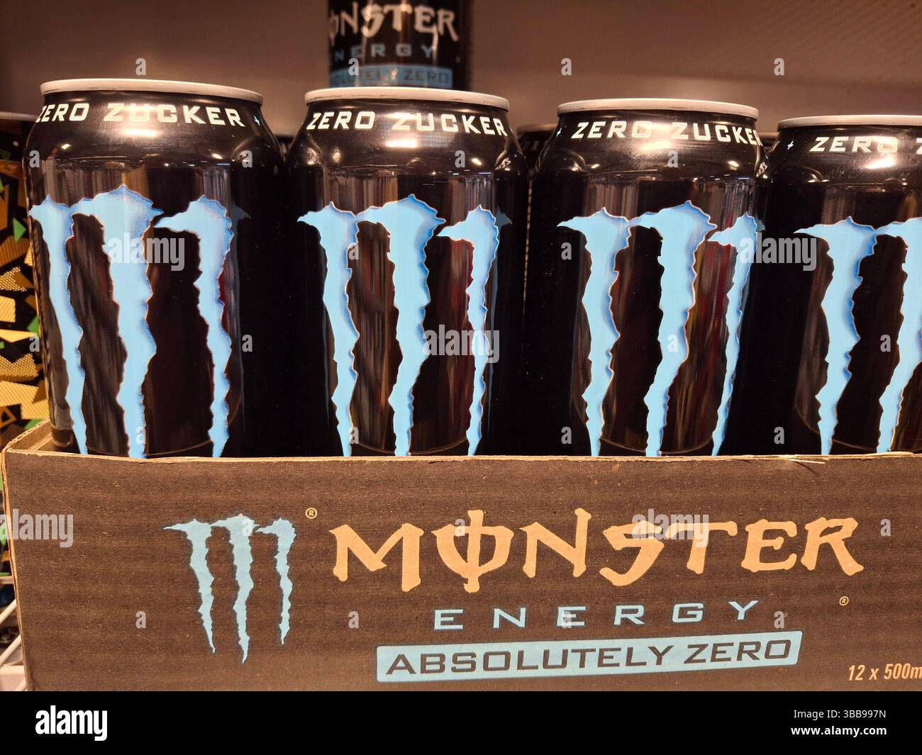 Stockbilder 03/2025 Monster Energy Dosen Hamburg Hamburg Deutschland *** Stockfotos 03 2025 Monster Energy Dosen Hamburg Hamburg Deutschland Copyright: XLobeca/RalfxHomburgx Stockfoto