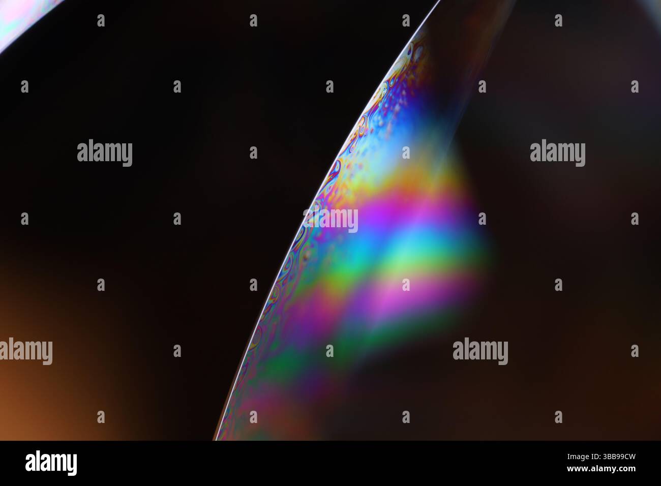 Helle Regenbogenreflexion von Flüssigkeit auf schwarzem Hintergrund, blaue Farben, surrealistisches Muster, fantastische glatte Bewegung, eine Linie Stockfoto