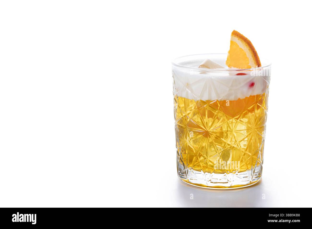 Klassischer Cocktail-Whiskey-Sour isoliert auf weißem Hintergrund Stockfoto