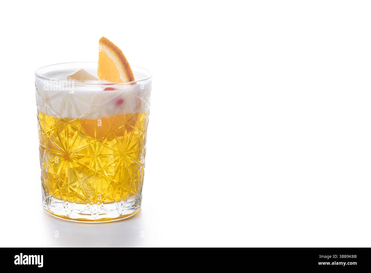 Klassischer Cocktail-Whiskey-Sour isoliert auf weißem Hintergrund Stockfoto