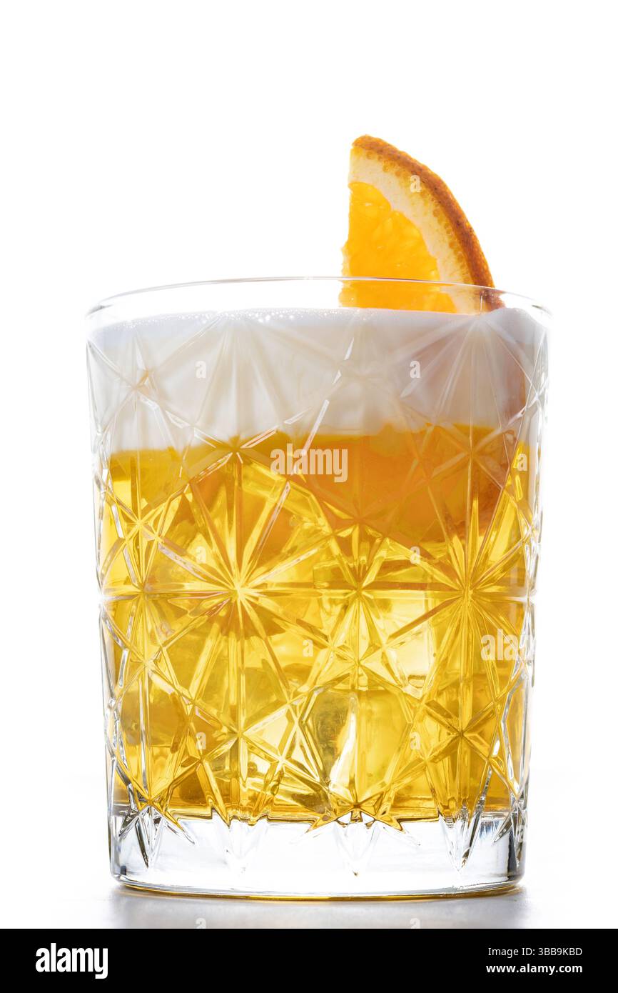 Klassischer Cocktail-Whiskey-Sour isoliert auf weißem Hintergrund Stockfoto