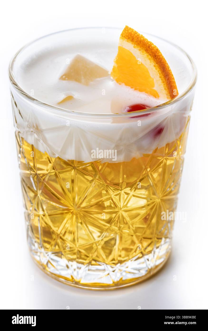 Klassischer Cocktail-Whiskey-Sour isoliert auf weißem Hintergrund Stockfoto