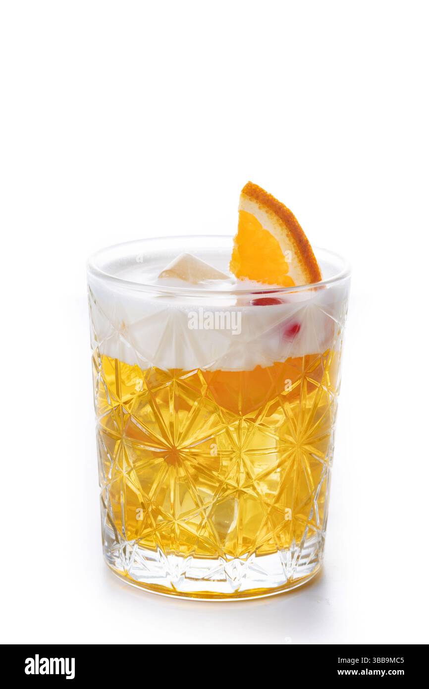 Klassischer Cocktail-Whiskey-Sour isoliert auf weißem Hintergrund Stockfoto