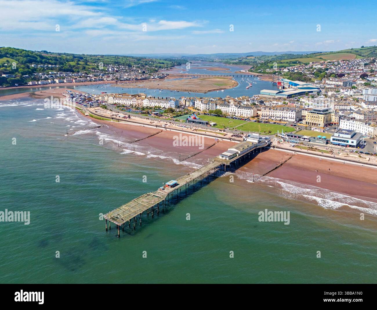 Luftbild der Küste von Teignmouth, die sich in der schönen Frühlingssonne sonnt. Mai 2025 Stockfoto