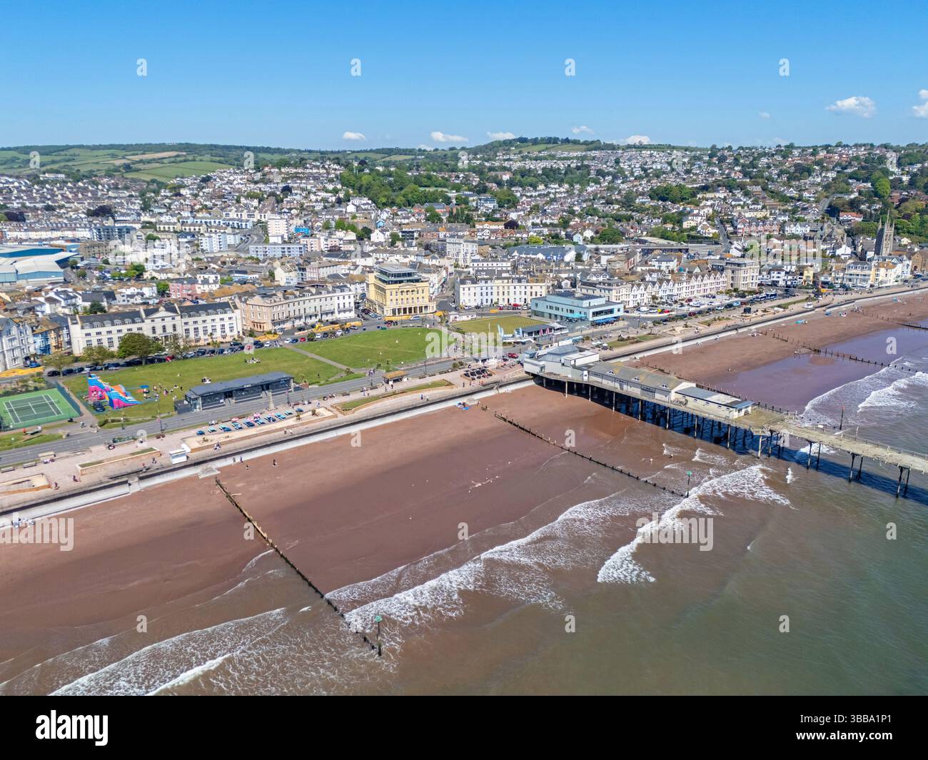 Luftbild der Küste von Teignmouth, die sich in der schönen Frühlingssonne sonnt. Mai 2025 Stockfoto