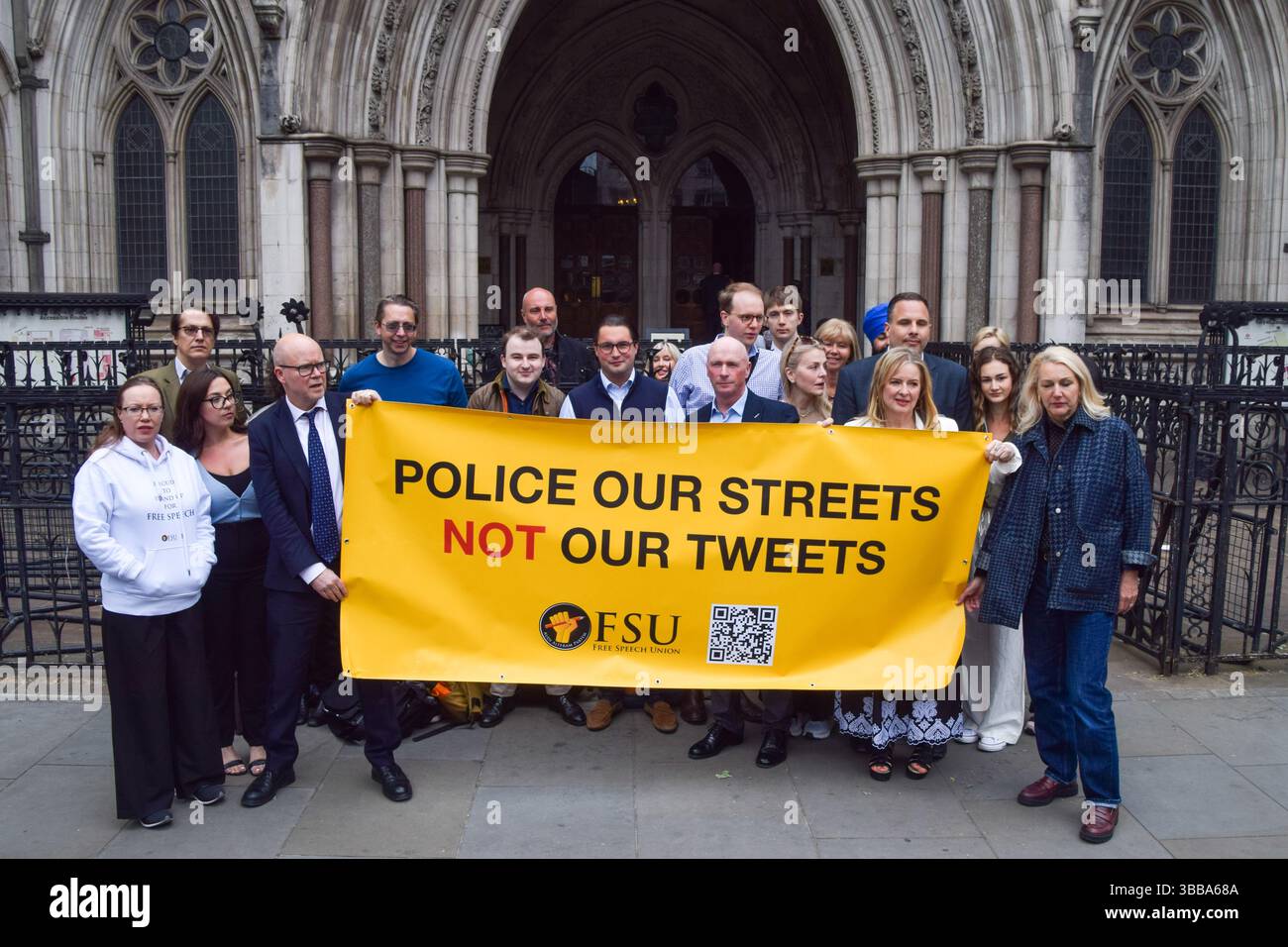 London, Großbritannien. Mai 2025. Mitglieder der Union für freie Meinungsäußerung und Unterstützer, darunter ihr Ehemann und konservativer Rat RAYMOND CONNOLLY, halten vor den königlichen Gerichten vor Lucy Connolly ein Banner mit dem Titel "Polizei unsere Straßen, nicht unsere Tweets". Lucy Connolly wurde für 31 Monate inhaftiert, weil sie Rassenhass mit ihren Beiträgen auf X, ehemals Twitter, nach den Morden in Southport geschürt hatte. Quelle: Vuk Valcic/Alamy Live News Stockfoto