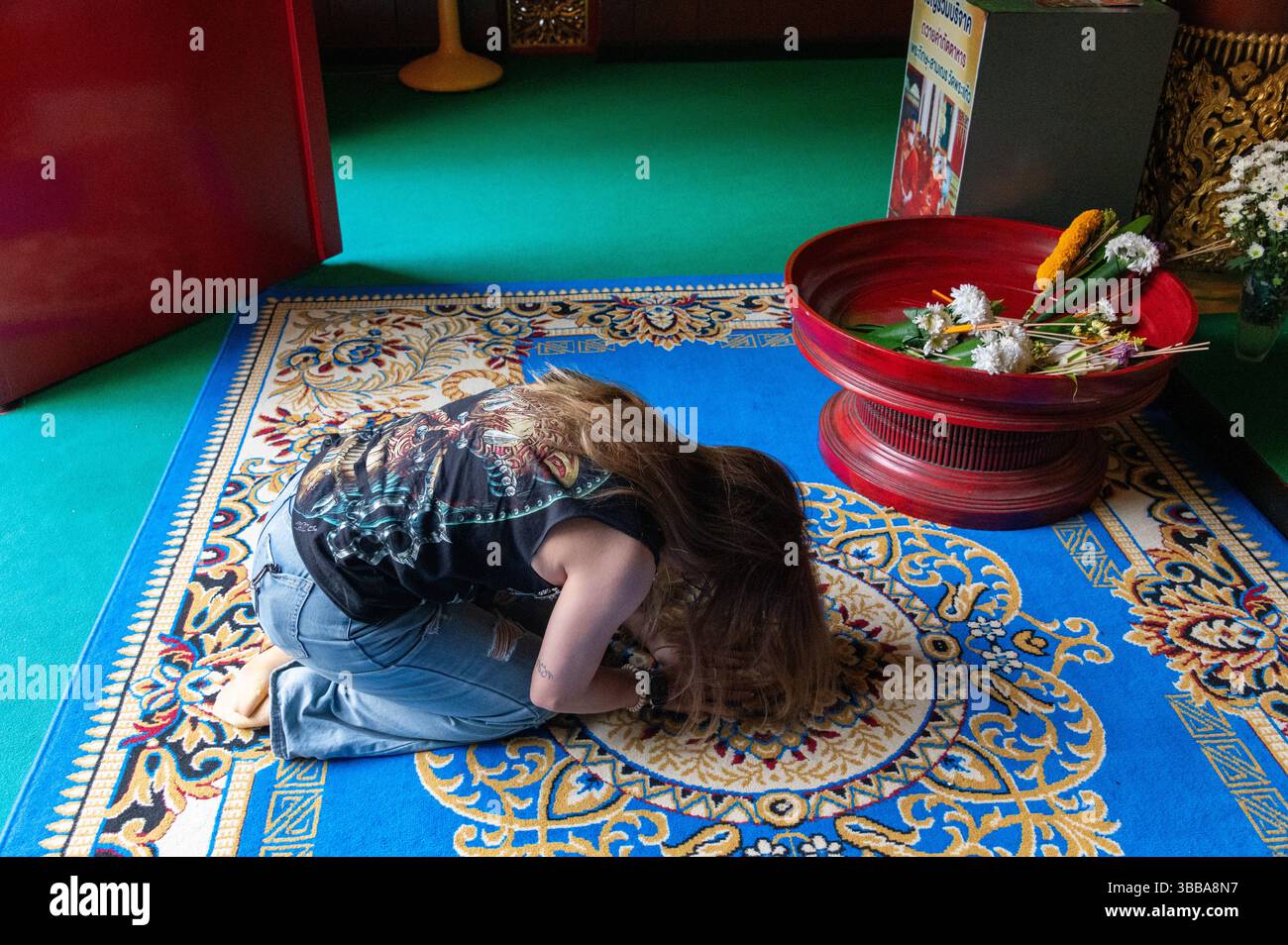 Ein Gläubiger am Eingang zum Wat Phra Kaew ist ein königlicher buddhistischer Tempel der dritten Klasse an der Trairat Road, Wiang Subdistrikt, Muang Chian Stockfoto