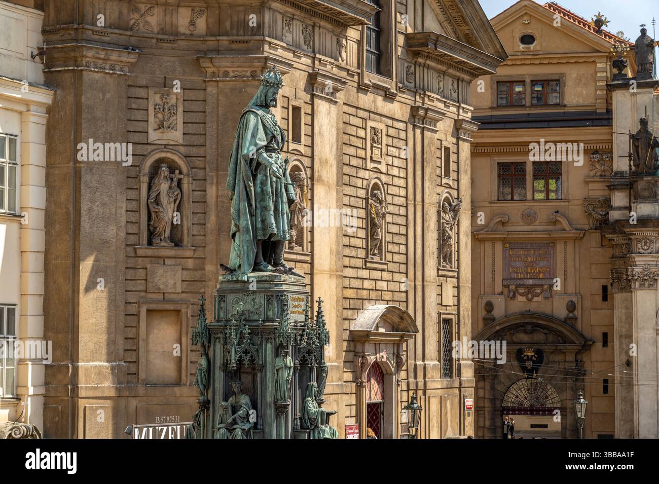 Denkmal von Kaiser Karl IV. Vor der Kreuzherrenkirche in Prag Prag Prag, Tschechische Republik | die Statue von Kaiser Karl IV. Am Hl. Franz von A. Stockfoto