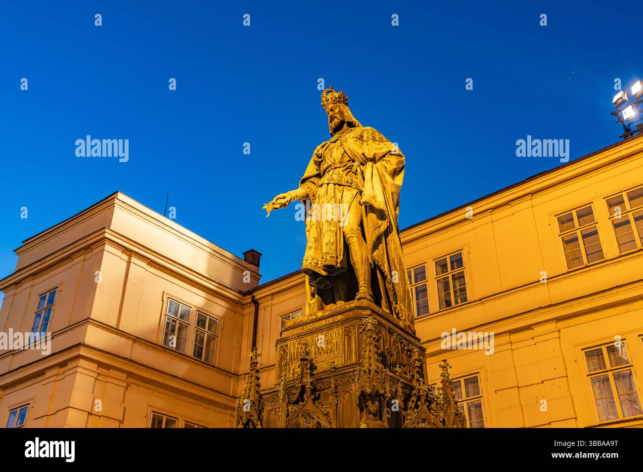 Denkmal von Kaiser Karl IV. Auf dem Kreuzherrenplatz in der Abenddämmerung, Prag, Tschechische Republik | die Statue von Kaiser Karl IV. In der Abenddämmerung, P. Stockfoto