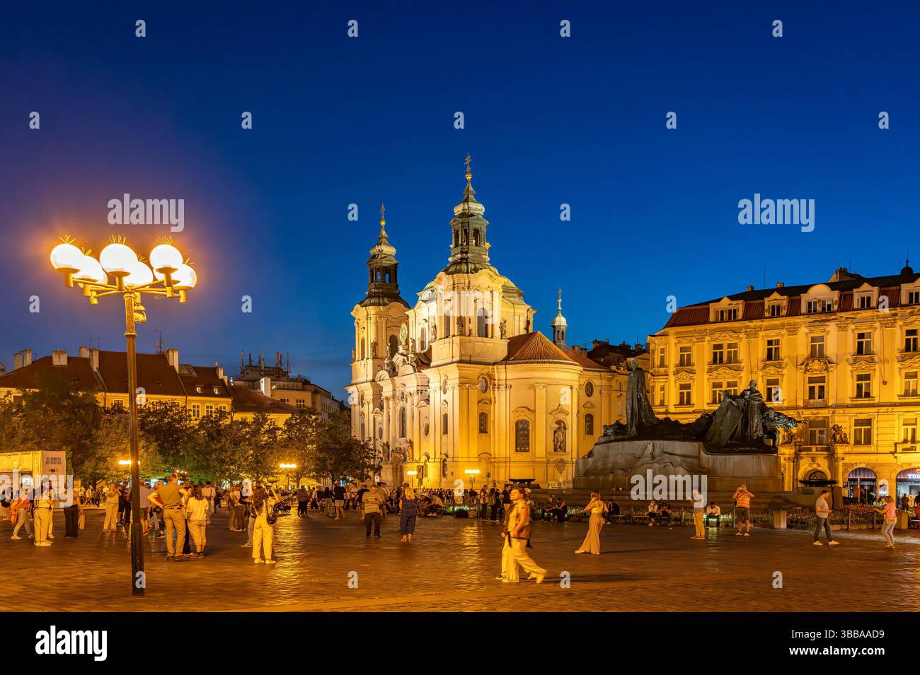 Die Barocke St.-Nikolaus-Kirche und das Jan-Hus-Denkmal auf dem Platz Altstädter Ring in der Abenddämmerung, Prag, Tschechische Republik | The Baroqu Stockfoto