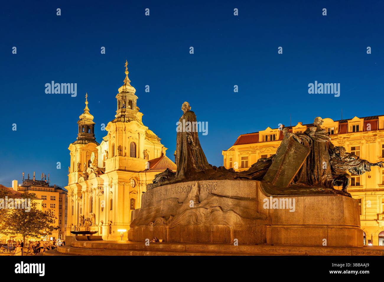 Die Barocke St.-Nikolaus-Kirche und das Jan-Hus-Denkmal auf dem Platz Altstädter Ring in der Abenddämmerung, Prag, Tschechische Republik | The Baroqu Stockfoto