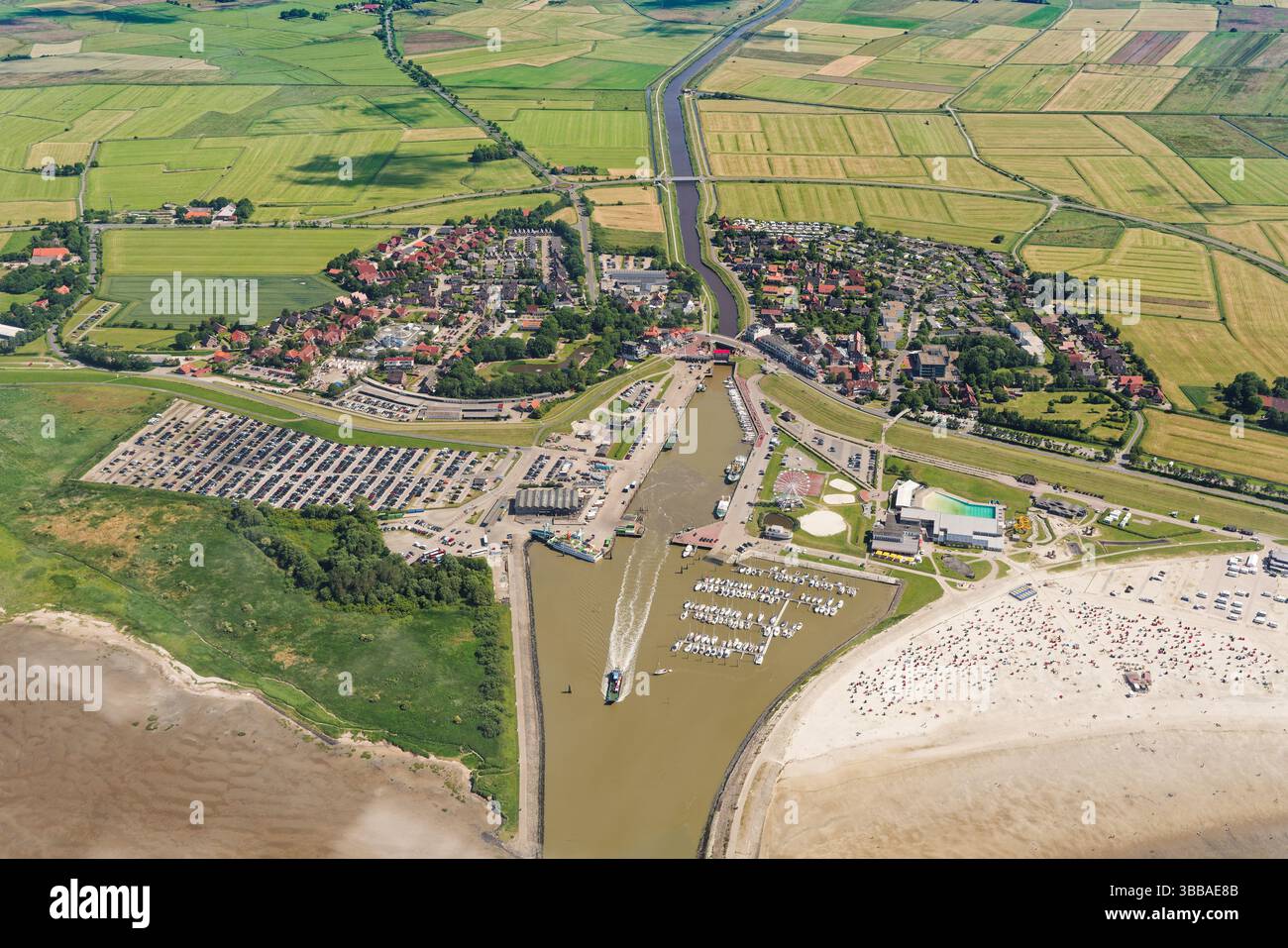 Bensersiel. Luftaufnahme des Nordseebades am Wattenmeer im Landkreis Wittmund in Ostfriesland, Ostfriesland, Niedersachsen. Stockfoto