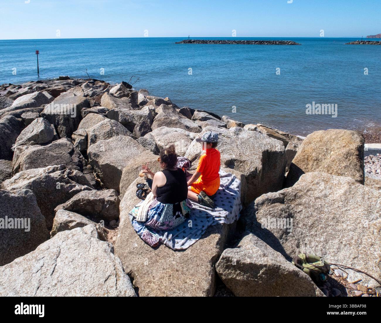 Sidmouth, 15. Mai 25 Familien genießen die Sonne und die anhaltende Hitzewelle am Strand von Sidmouth, Devon. Photo Central/Alamy Live News Stockfoto