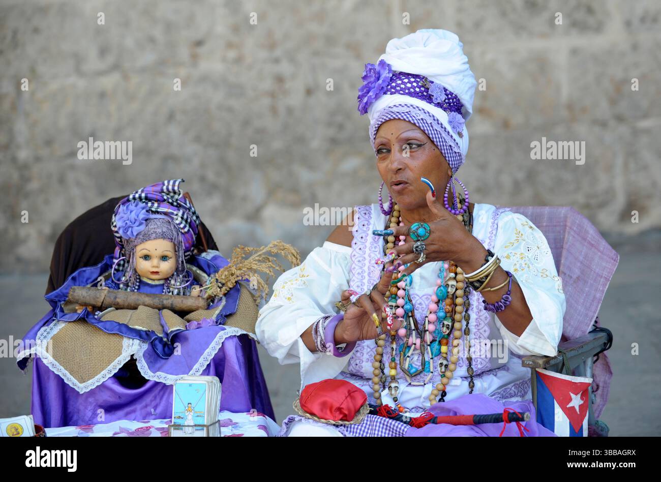Afrocubanischen Dame mit Tracht in La Havanna, Kuba Stockfoto