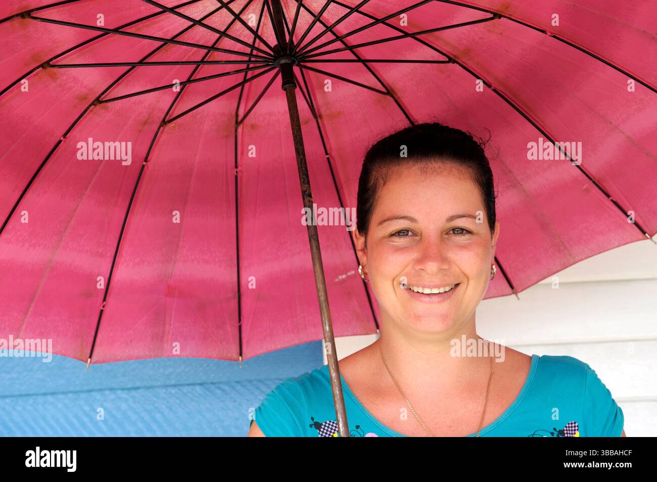 Porträt einer kubanischen Frau mit Sonnenschirm in Vinales, Provinz Pinar del Rio, Kuba Stockfoto