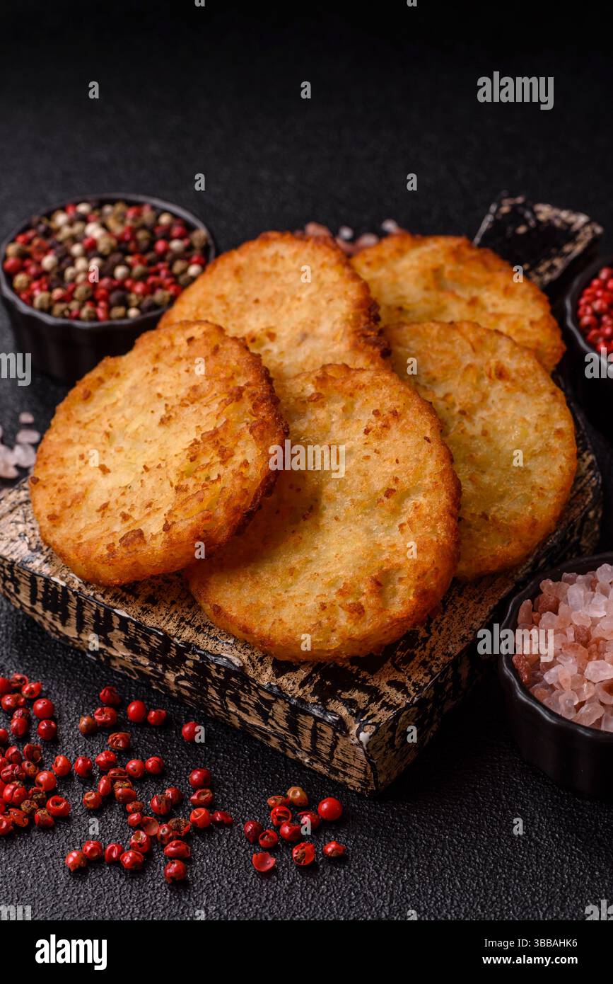 Kartoffelrösti, eine Mahlzeit mit Zwiebeln, Kohl in Form von Krapfen. Vegetarisches gesundes Frühstück Stockfoto