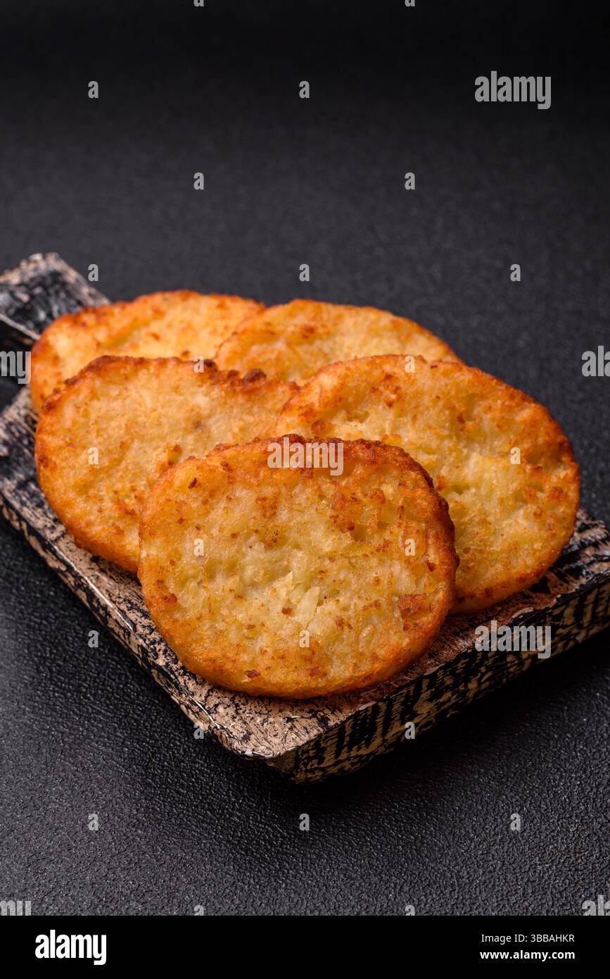 Kartoffelrösti, eine Mahlzeit mit Zwiebeln, Kohl in Form von Krapfen. Vegetarisches gesundes Frühstück Stockfoto