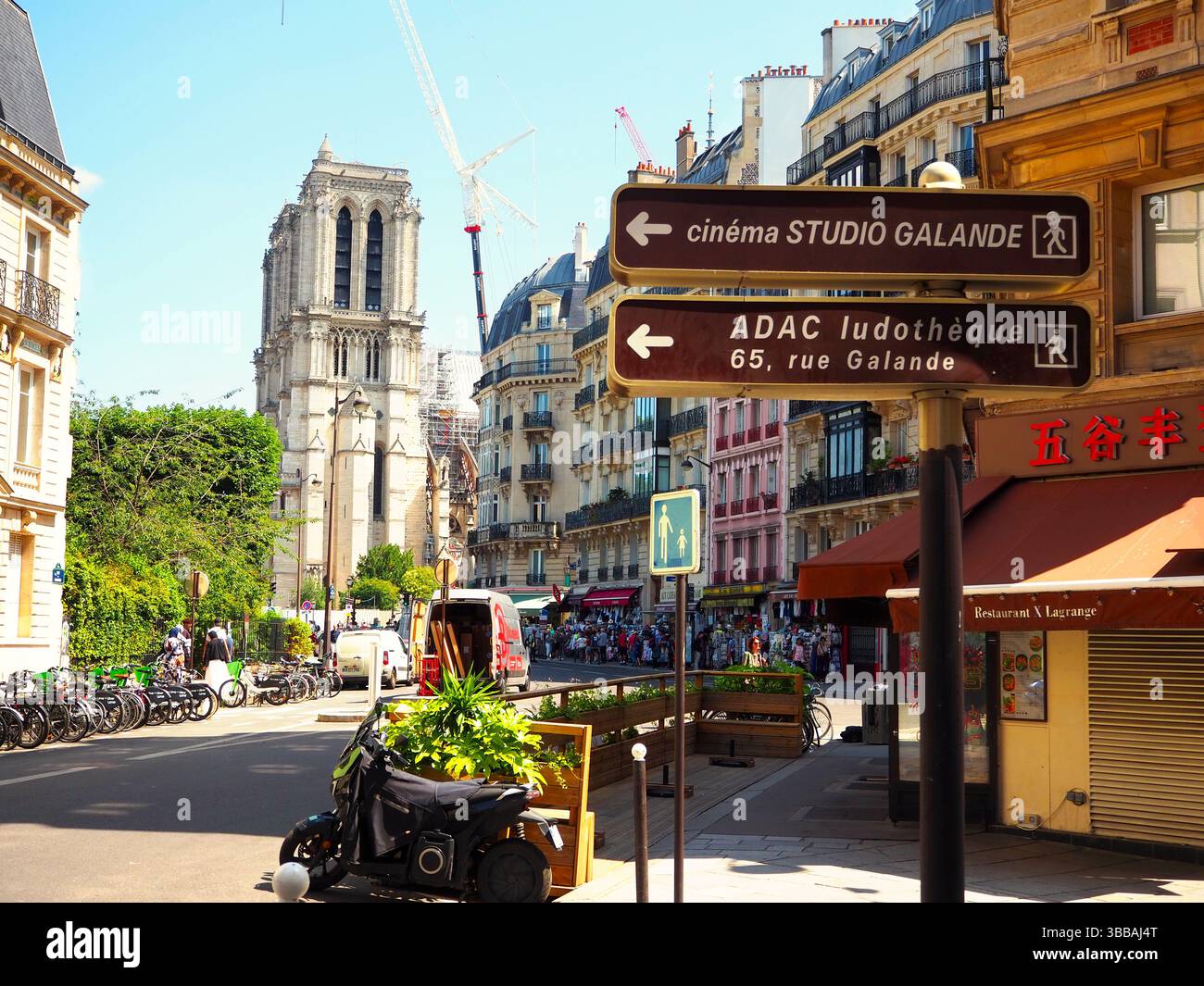 Notre-Dame wird im Sommer renoviert, Pariser Straßenszene Stockfoto
