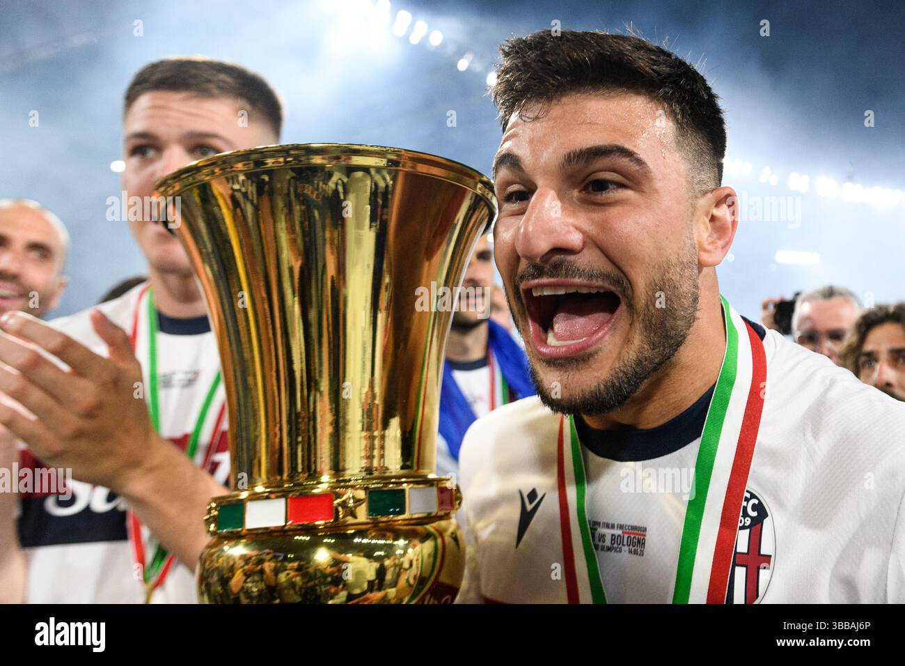 Riccardo Orsolini vom FC Bologna feiert mit der Trophäe am Ende des Finalspiels der Coppa Italia zwischen AC Milan und Bologna FC im Stadio Olimpico in Rom (Italien) am 14. Mai 2025. Stockfoto