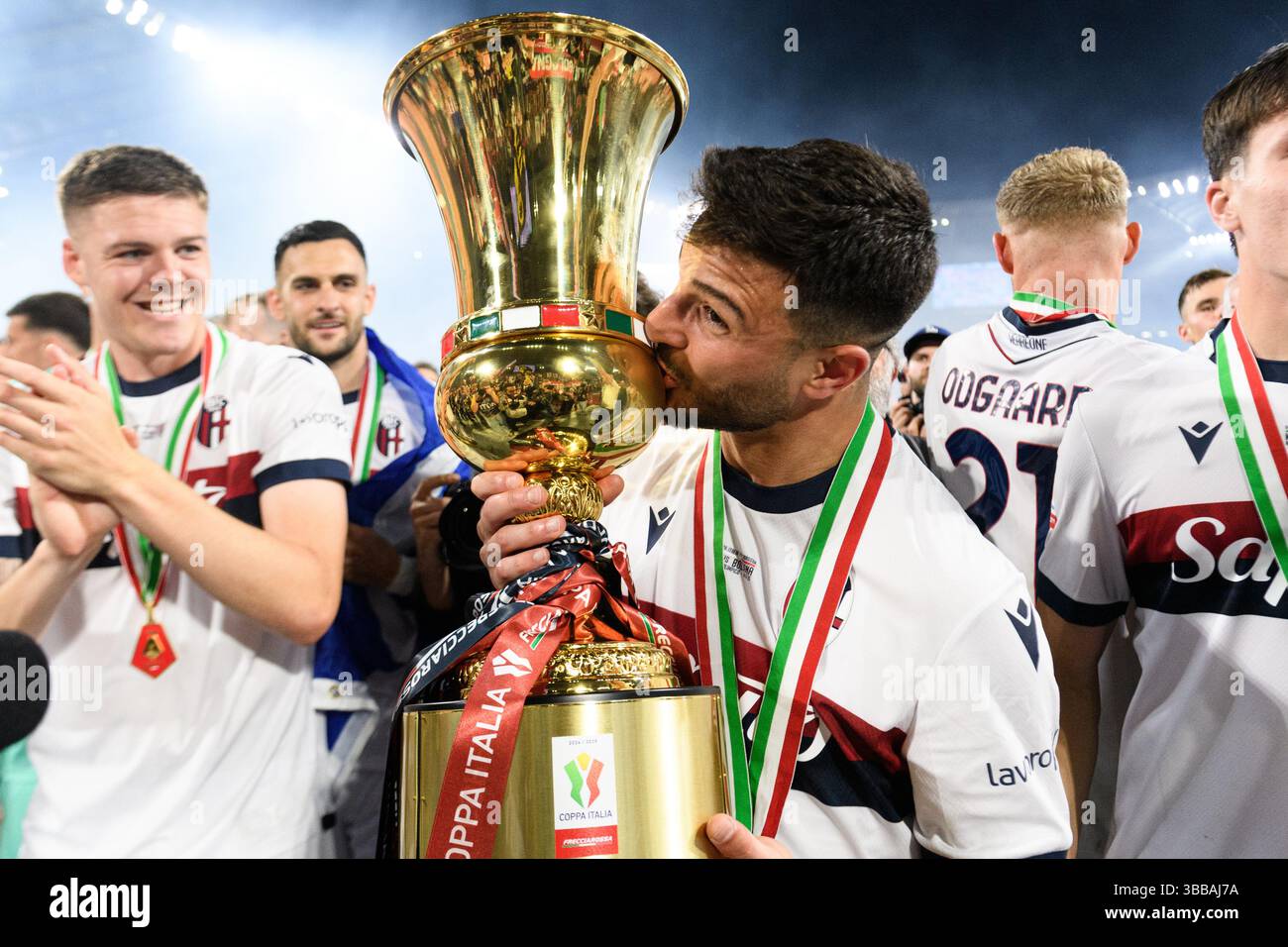 Riccardo Orsolini vom FC Bologna feiert mit der Trophäe am Ende des Finalspiels der Coppa Italia zwischen AC Milan und Bologna FC im Stadio Olimpico in Rom (Italien) am 14. Mai 2025. Stockfoto