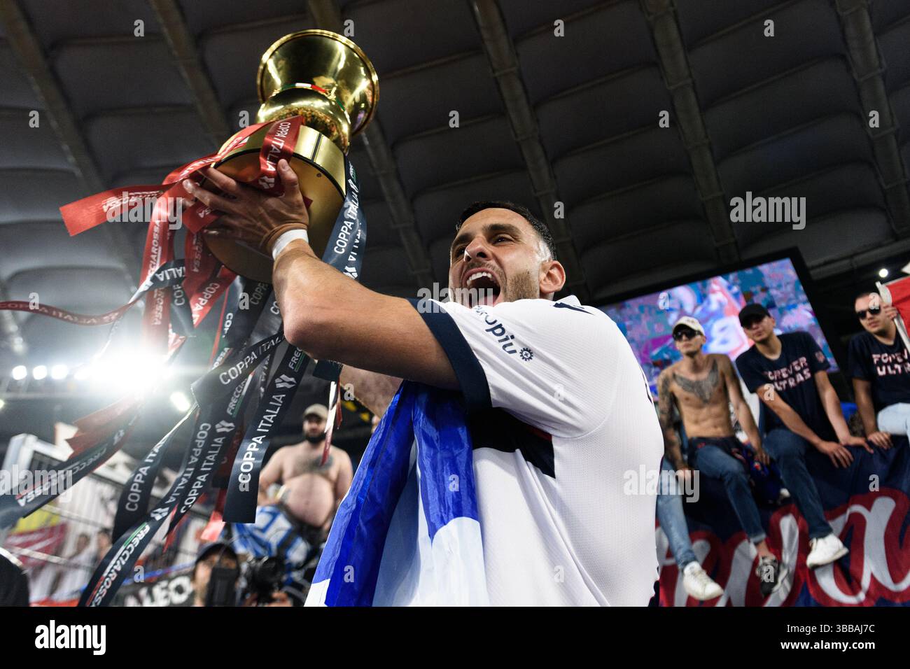 Charalampos Lykogiannis vom FC Bologna feiert mit der Trophäe am Ende des letzten Fußballspiels zwischen dem AC Milan und Bologna FC Coppa Italia im Stadio Olimpico in Rom (Italien) am 14. Mai 2025. Stockfoto