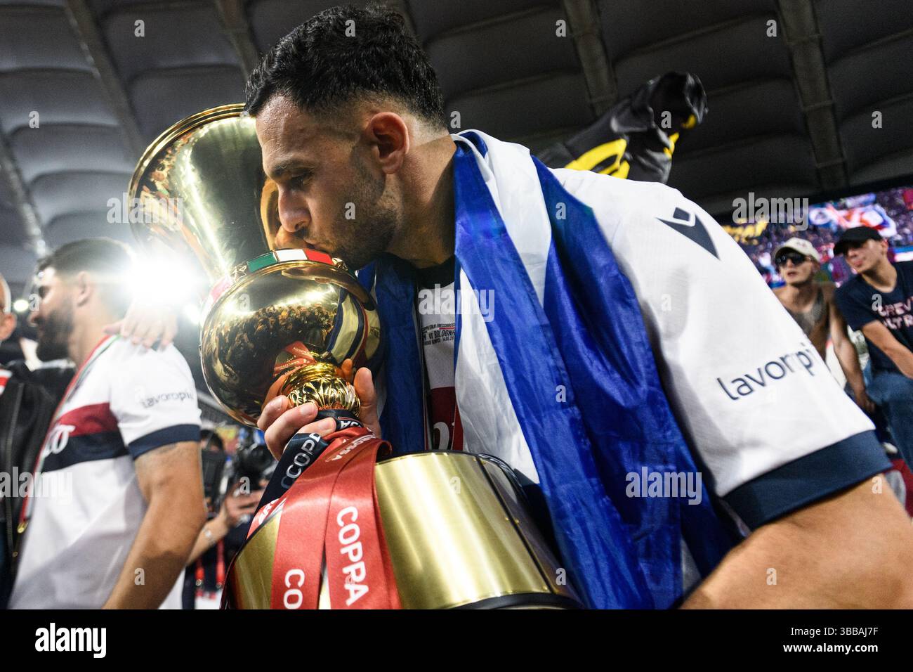 Charalampos Lykogiannis vom FC Bologna feiert mit der Trophäe am Ende des letzten Fußballspiels zwischen dem AC Milan und Bologna FC Coppa Italia im Stadio Olimpico in Rom (Italien) am 14. Mai 2025. Stockfoto
