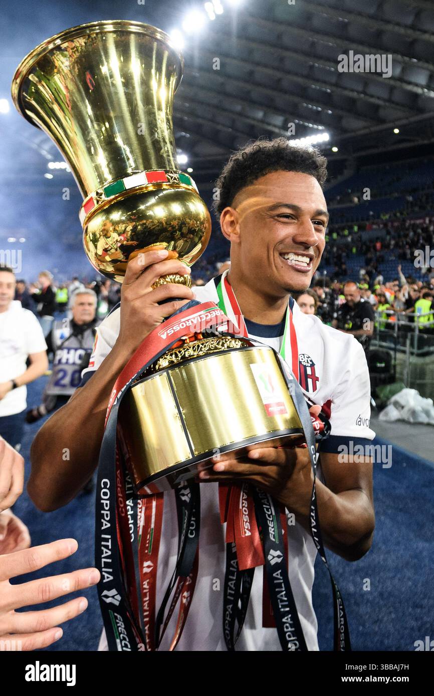 Dan Ndoye vom Bologna FC feiert mit der Trophäe am Ende des Finalspiels zwischen AC Milan und Bologna FC in Rom (Italien) am 14. Mai 2025. Stockfoto