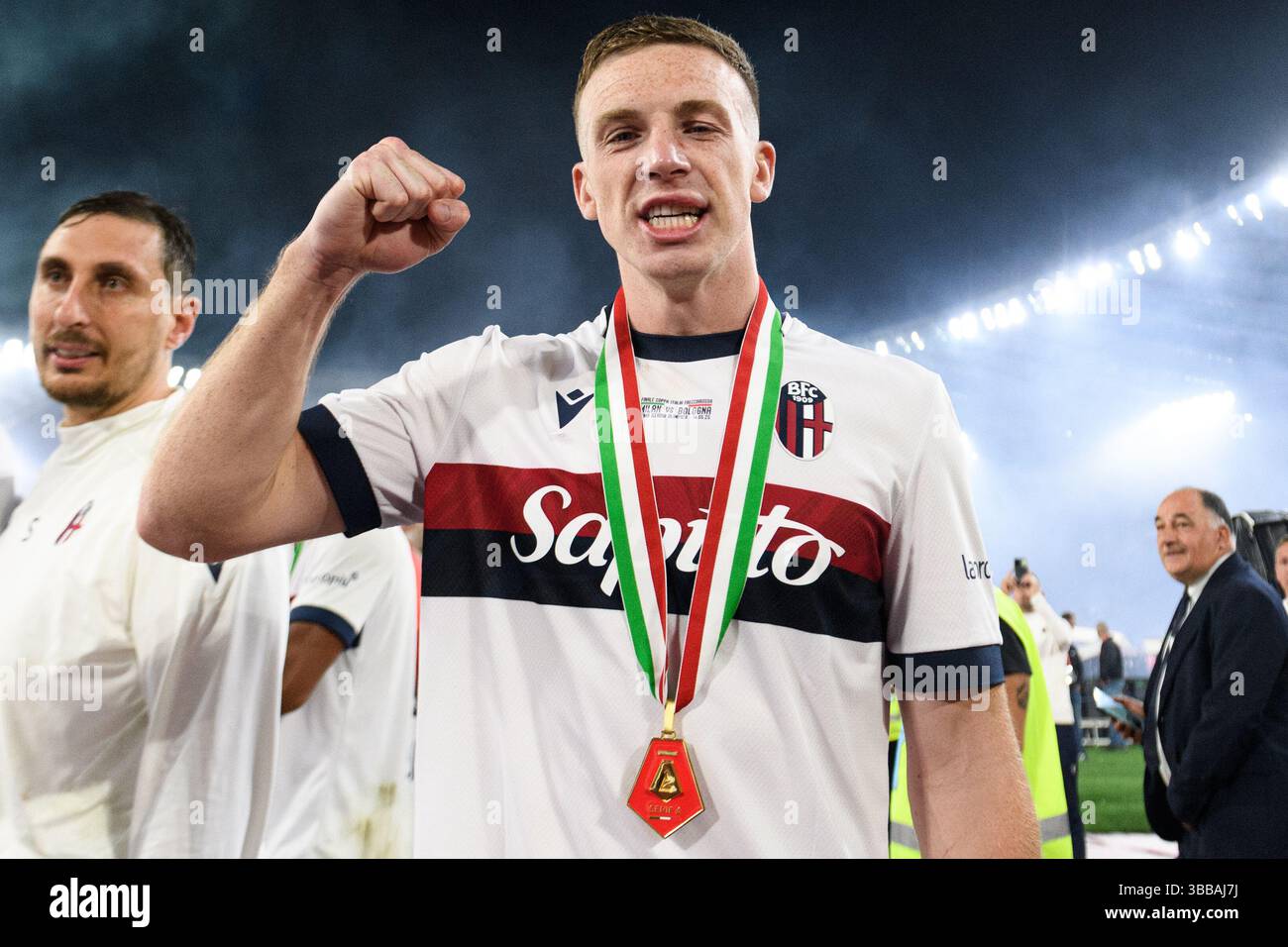 Lewis Ferguson vom FC Bologna feiert mit der Medaille am Ende des Finalspiels der Coppa Italia zwischen AC Milan und Bologna FC im Stadio Olimpico in Rom (Italien) am 14. Mai 2025. Stockfoto