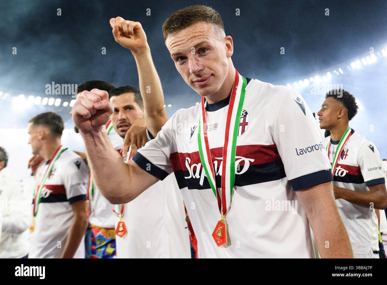 Lewis Ferguson vom FC Bologna feiert mit der Medaille am Ende des Finalspiels der Coppa Italia zwischen AC Milan und Bologna FC im Stadio Olimpico in Rom (Italien) am 14. Mai 2025. Stockfoto