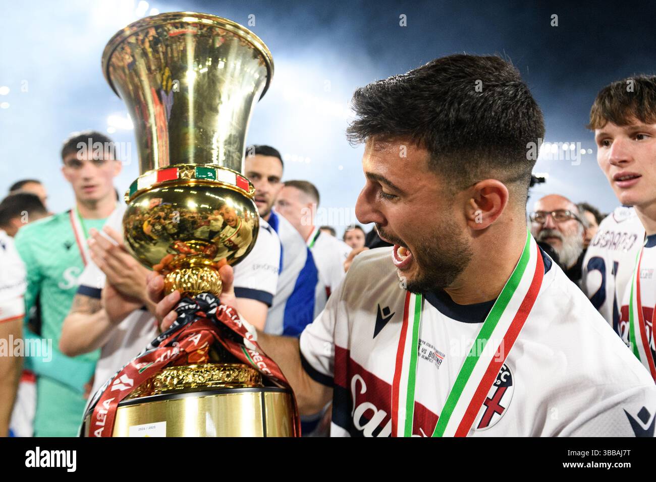 Riccardo Orsolini vom FC Bologna feiert mit der Trophäe am Ende des Finalspiels der Coppa Italia zwischen AC Milan und Bologna FC im Stadio Olimpico in Rom (Italien) am 14. Mai 2025. Stockfoto