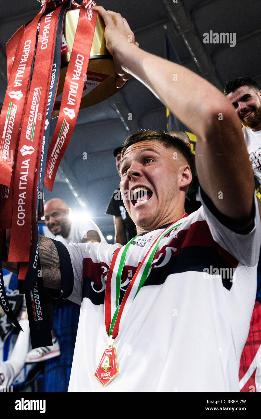Emil Holm vom Bologna FC feiert mit der Trophäe am Ende des Finalspiels der Coppa Italia zwischen AC Milan und Bologna FC im Stadio Olimpico in Rom (Italien) am 14. Mai 2025. Stockfoto