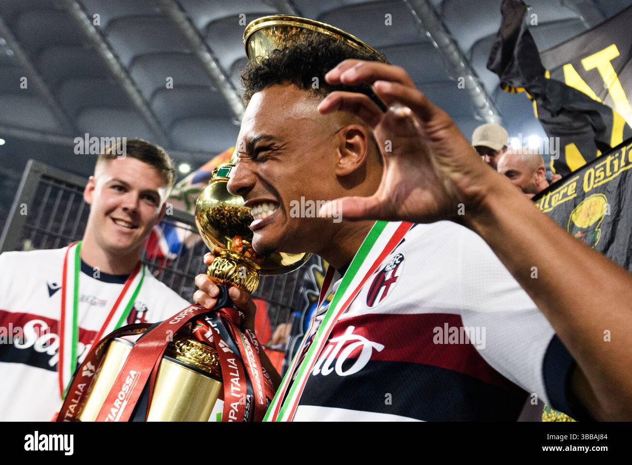 Dan Ndoye vom Bologna FC feiert mit der Trophäe am Ende des Finalspiels zwischen AC Milan und Bologna FC in Rom (Italien) am 14. Mai 2025. Stockfoto
