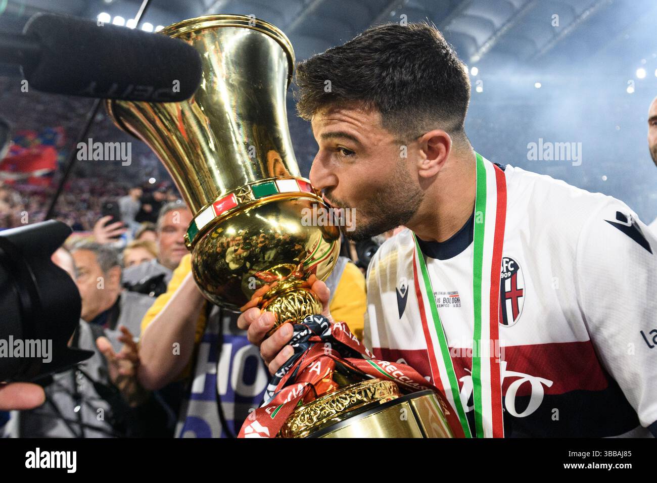 Riccardo Orsolini vom FC Bologna feiert mit der Trophäe am Ende des Finalspiels der Coppa Italia zwischen AC Milan und Bologna FC im Stadio Olimpico in Rom (Italien) am 14. Mai 2025. Stockfoto