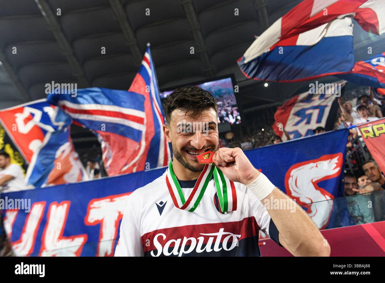 Riccardo Orsolini vom FC Bologna feiert mit der Medaille am Ende des Finalspiels der Coppa Italia zwischen AC Milan und Bologna FC im Stadio Olimpico in Rom (Italien) am 14. Mai 2025. Stockfoto