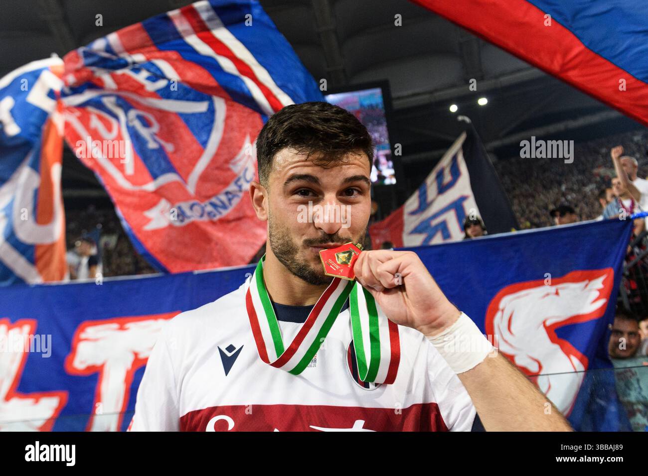 Riccardo Orsolini vom FC Bologna feiert mit der Medaille am Ende des Finalspiels der Coppa Italia zwischen AC Milan und Bologna FC im Stadio Olimpico in Rom (Italien) am 14. Mai 2025. Stockfoto