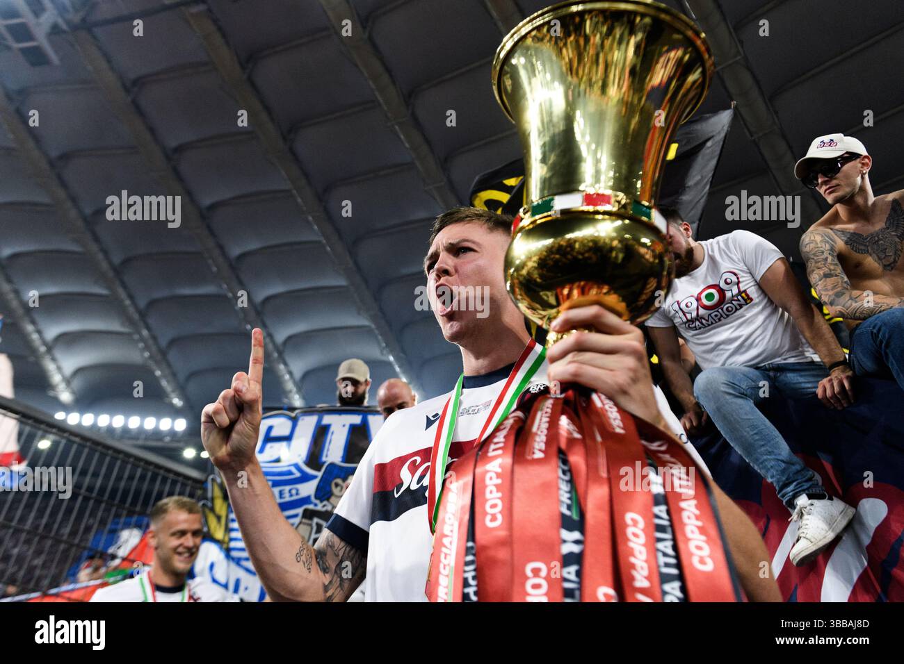 Emil Holm vom Bologna FC feiert mit der Trophäe am Ende des Finalspiels der Coppa Italia zwischen AC Milan und Bologna FC im Stadio Olimpico in Rom (Italien) am 14. Mai 2025. Stockfoto