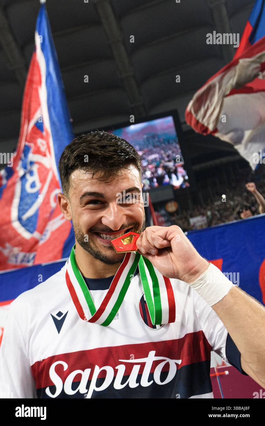 Riccardo Orsolini vom FC Bologna feiert mit der Medaille am Ende des Finalspiels der Coppa Italia zwischen AC Milan und Bologna FC im Stadio Olimpico in Rom (Italien) am 14. Mai 2025. Stockfoto