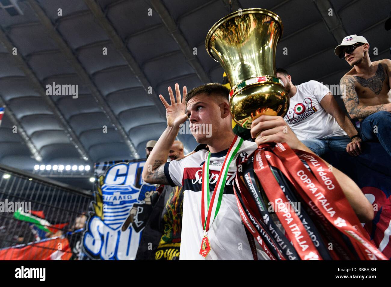 Emil Holm vom Bologna FC feiert mit der Trophäe am Ende des Finalspiels der Coppa Italia zwischen AC Milan und Bologna FC im Stadio Olimpico in Rom (Italien) am 14. Mai 2025. Stockfoto