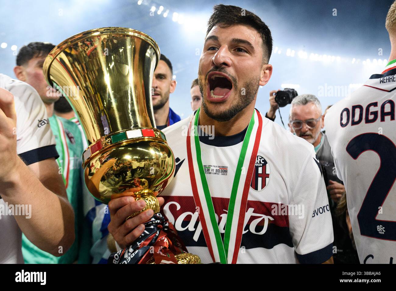Riccardo Orsolini vom FC Bologna feiert mit der Trophäe am Ende des Finalspiels der Coppa Italia zwischen AC Milan und Bologna FC im Stadio Olimpico in Rom (Italien) am 14. Mai 2025. Stockfoto