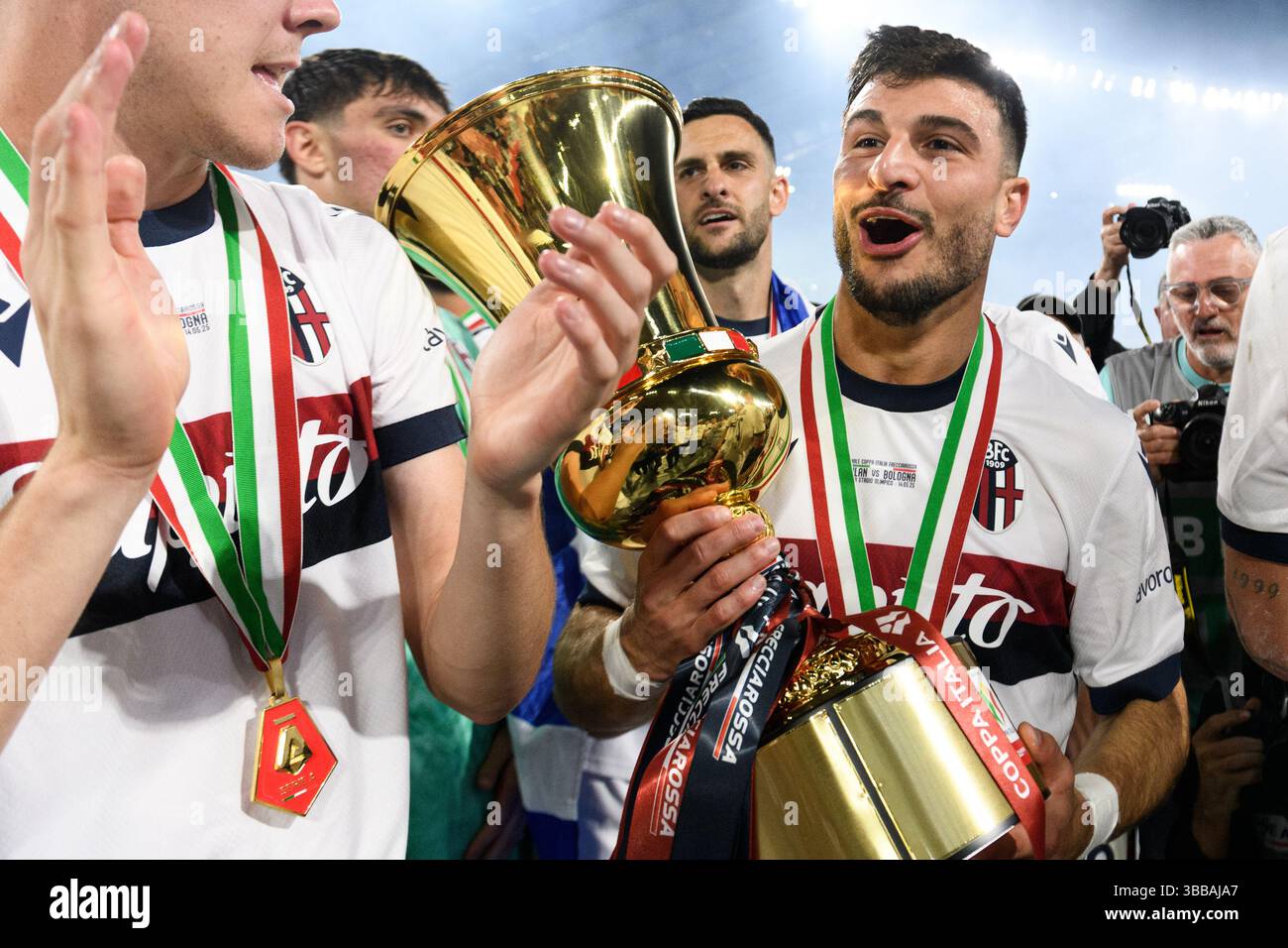 Riccardo Orsolini vom FC Bologna feiert mit der Trophäe am Ende des Finalspiels der Coppa Italia zwischen AC Milan und Bologna FC im Stadio Olimpico in Rom (Italien) am 14. Mai 2025. Stockfoto