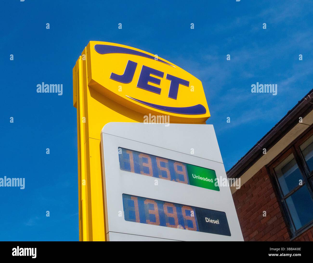 Jetbenzin Schild, bleifrei, Diesel, blauer Himmel, Kraftstoffpreise, 135,9, £39,9 Stockfoto